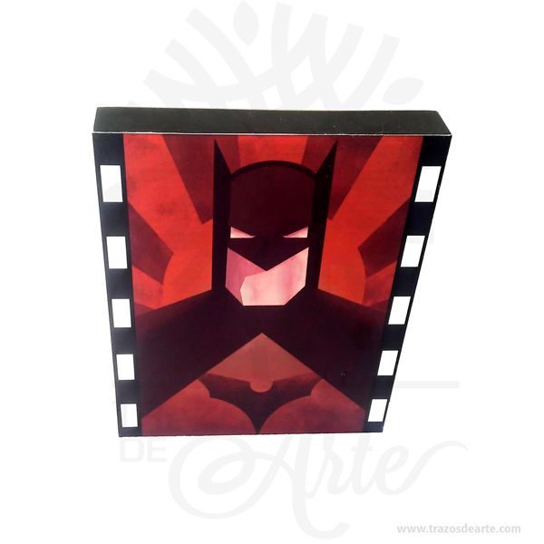 Hermosos cuadros Superhéroes Batman sublimado son una excelente alternativa a los cuadros tradicionales es un elemento decorativo perfecto para hogar o tiendas. Este es un maravilloso regalo empresarial o para amigos y familiares. En este caso en particular es transferir una impresión (gráfica o texto o combinación de ambos) hecha sobre un papel especial llamado Transferencia en un objeto o artículo de polyester o con un recubrimiento de polyester o polímero especial. Batman (conocido inicialmente como The Bat-Man) es un personaje creado por los estadounidenses Bob Kane y Bill Finger, y propiedad de DC Comics. Apareció por primera vez en la historia titulada «El caso del sindicato químico» de la revista Detective Comics n.º 27, lanzada por la editorial National Publications en mayo de 1939. La identidad secreta de Batman es Bruce Wayne (Bruno Díaz en algunos países de habla hispana), un empresario multimillonario y filántropo de Gotham City. Después de ser testigo del asesinato de sus padres en un violento y fallido asalto cuando era niño, jura vengarse y combatir la delincuencia para lo cual se somete a un riguroso entrenamiento físico y mental. Adopta el diseño de un murciélago para su vestimenta, sus utensilios de combate y sus vehículos. A diferencia de los superhéroes, no tiene superpoderes: recurre a su intelecto, así como a aplicaciones científicas y tecnológicas para crear armas y herramientas con las cuales lleva a cabo sus actividades. Vive en la mansión Wayne, en cuyos subterráneos se encuentra la Batcave, el centro de operaciones de Batman. Recibe la ayuda constante de otros aliados, Robin, Batgirl (posteriormente Oráculo), Nightwing, el comisionado de la policía local, James Gordon y su mayordomo Alfred Pennyworth. Cuadros Superheroes Batman Tamaño 25 × 20 × 3 cm. Materiales: Mdf y aluminio. Color: Descripción en foto. Sublimado. Vendido y enviado por: Trazos de Arte. Envió rápido y seguro. Personalización Realice un pedido personalizado, podemos agregar lo que desee, como nombre, fecha, frase, logotipo, imagen o empaque regalo. Ofrecemos: Grabado por láser, grabado CNC Router, sublimado o papel adhesivo, el precio varía según el tipo de personalización que desee, encontrara más información en Servicios en nuestro menú secundario. Si desea cotizar o tiene preguntas presione el botón Cotizar personalización con gusto las responderemos.
