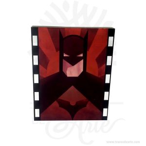 Hermosos cuadros Superhéroes Batman sublimado son una excelente alternativa a los cuadros tradicionales es un elemento decorativo perfecto para hogar o tiendas. Este es un maravilloso regalo empresarial o para amigos y familiares. En este caso en particular es transferir una impresión (gráfica o texto o combinación de ambos) hecha sobre un papel especial llamado Transferencia en un objeto o artículo de polyester o con un recubrimiento de polyester o polímero especial. Batman (conocido inicialmente como The Bat-Man) es un personaje creado por los estadounidenses Bob Kane y Bill Finger, y propiedad de DC Comics. Apareció por primera vez en la historia titulada «El caso del sindicato químico» de la revista Detective Comics n.º 27, lanzada por la editorial National Publications en mayo de 1939. La identidad secreta de Batman es Bruce Wayne (Bruno Díaz en algunos países de habla hispana), un empresario multimillonario y filántropo de Gotham City. Después de ser testigo del asesinato de sus padres en un violento y fallido asalto cuando era niño, jura vengarse y combatir la delincuencia para lo cual se somete a un riguroso entrenamiento físico y mental. Adopta el diseño de un murciélago para su vestimenta, sus utensilios de combate y sus vehículos. A diferencia de los superhéroes, no tiene superpoderes: recurre a su intelecto, así como a aplicaciones científicas y tecnológicas para crear armas y herramientas con las cuales lleva a cabo sus actividades. Vive en la mansión Wayne, en cuyos subterráneos se encuentra la Batcave, el centro de operaciones de Batman. Recibe la ayuda constante de otros aliados, Robin, Batgirl (posteriormente Oráculo), Nightwing, el comisionado de la policía local, James Gordon y su mayordomo Alfred Pennyworth. Cuadros Superheroes Batman Tamaño 25 × 20 × 3 cm. Materiales: Mdf y aluminio. Color: Descripción en foto. Sublimado. Vendido y enviado por: Trazos de Arte. Envió rápido y seguro. Personalización Realice un pedido personalizado, podemos agregar lo que desee, como nombre, fecha, frase, logotipo, imagen o empaque regalo. Ofrecemos: Grabado por láser, grabado CNC Router, sublimado o papel adhesivo, el precio varía según el tipo de personalización que desee, encontrara más información en Servicios en nuestro menú secundario. Si desea cotizar o tiene preguntas presione el botón Cotizar personalización con gusto las responderemos.