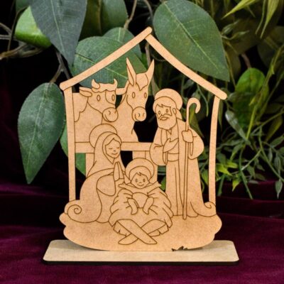 Pesebre de Navidad con base en MDF de 3 mm, grabado a láser, con figuras tradicionales de la Sagrada Familia y animales, sobre fondo verde.