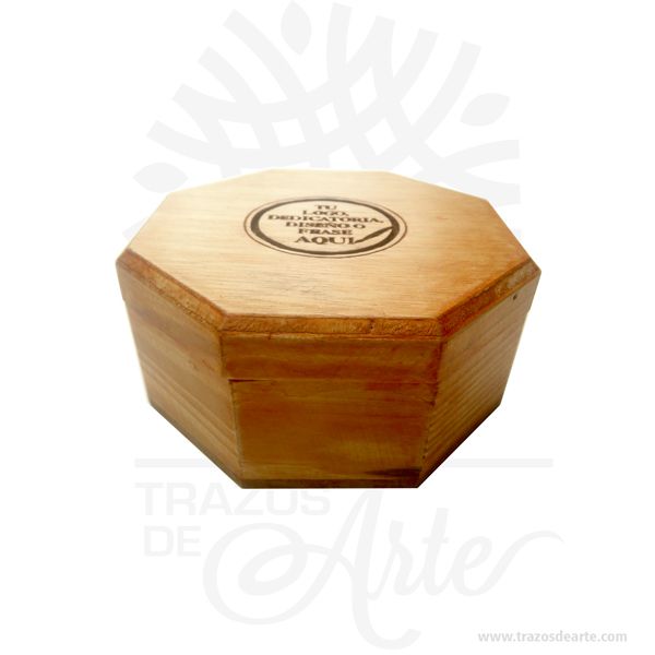 Práctica caja joyero octogonal en madera 10 x 10 x 4,5 cm para personalizar, viene con hermosas texturas de vetas naturales y un aroma de madera natural. Perfecto para guardar joyas y cosas pequeñas. Este es un maravilloso regalo, suvenir; empresarial o para amigos y familiares. El joyero es una caja que sirve para contener, guardar y conservar pequeños objetos ornamentales para el cuerpo puede contener joyas o bisutería, si la calidad del recubrimiento de un adorno de bisutería fina es buena, puede ser prácticamente indistinguible de una joya. Tenga en cuenta que la madera es un material único, por lo que cuándo lo reciba será similar, no exactamente al de la foto.