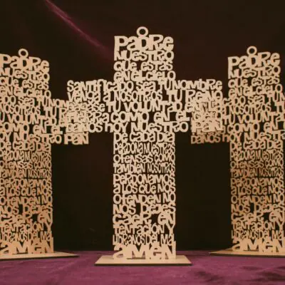 Cruz Padre Nuestro en madera MDF (madera fibrofacil) para colgar con la oración que cristo enseño, es una espectacular pieza para regalar a familiares o amigos o simplemente porque pensé en ti. Bello articulo religioso didáctico ideal para decorar en bautizos, primera comunión o bodas, es un hermoso recordatorio para el hogar, la habitación, el estudio o la oficina. Completamente libre de manchas, pinturas u otros acabados. Tenga en cuenta que los colores pueden variar, por lo que cuándo lo reciba será similar, no exactamente al de la foto. Cristo (del latín Christus, y éste del griego antiguo Χριστός, Christós) es una traducción del término hebreo «Mesías» (מָשִׁיחַ, Māšîaḥ), que significa «ungido», y que se emplea como título o epíteto de Jesús de Nazaret en el Nuevo Testamento. En el cristianismo, Cristo se utiliza como sinónimo de Jesús. Los seguidores de Jesús son conocidos como «cristianos» porque ellos creen y confiesan que Jesús es el Mesías profetizado. en el Antiguo Testamento, por lo cual le llamaban «Jesús Cristo», que quiere decir «Jesús, el Mesías» (en hebreo: Yeshua Ha'Mashiaj), o bien, en su uso recíproco: «Cristo Jesús» («El Mesías Jesús»). El título «Cristo» también se encuentra dentro del nombre personal «Jesucristo», y se menciona como un sinónimo de Jesús de Nazaret en la fe cristiana, que lo considera salvador y redentor de los hombres, el «Verbo» (o Palabra) de Dios encarnado y «el Hijo unigénito de Dios». Cruz Padre Nuestro en madera MDF (madera fibrofacil) Material : MDF 3 mm Medidas: 30 cm x 20 cm Color: Descripción en foto (Crudo) Vendido y enviado por: Trazos de Arte. Envío rápido y seguro. Fecha estimada de entrega: De 3 a 5 días (en Bogotá, Medellín, Cali), al resto del país de 7 a 14 días. Producto 100% ecológico y amigable con el medio ambiente. Personalización Realice un pedido personalizado, podemos agregar lo que desee, como nombre, fecha, frase, logotipo, imagen o empaque regalo. Ofrecemos: Grabado por láser, grabado CNC Router, sublimado o papel adhesivo, el precio varía según el tipo de personalización que desee, encontrara más información en Servicios en nuestro menú secundario. Si desea cotizar o tiene preguntas presione el botón Cotizar personalización con gusto las responderemos.