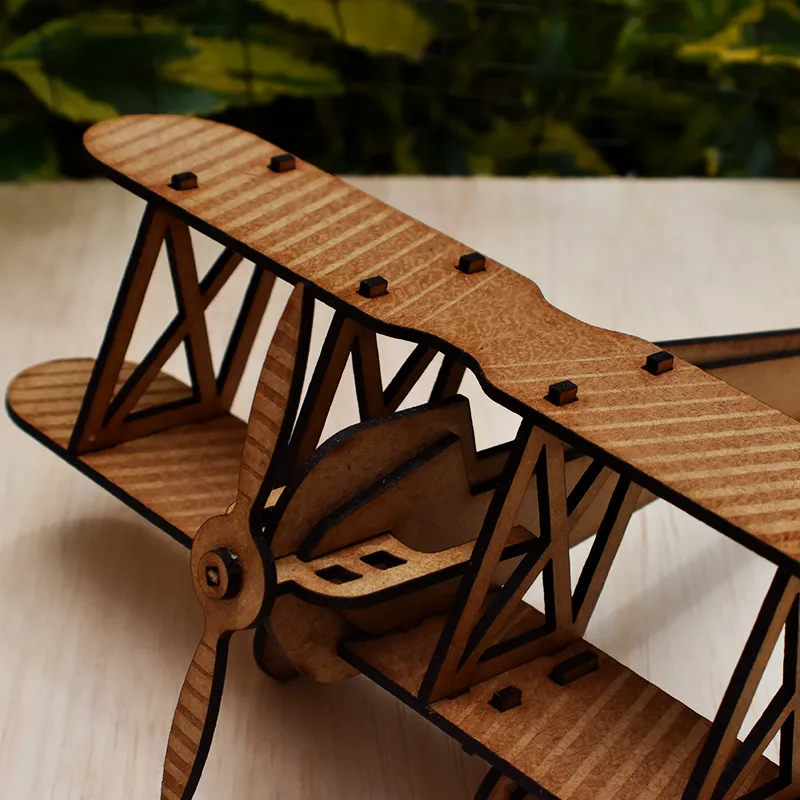 Avión Antiguo juguete en madera MDF Avión antiguo juguete en mdf detalle de grabado láser vista tres cuartos