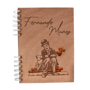 Cuaderno artesanal con tapas de madera triplex de 2 mm y grabado láser personalizado sobre fondo blanco para Trazos de Arte.