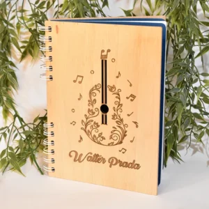 Cuaderno madera para personalizar 6 Cuaderno de madera para personalizar en triplex de okume con grabado y corte láser vista tres cuartos