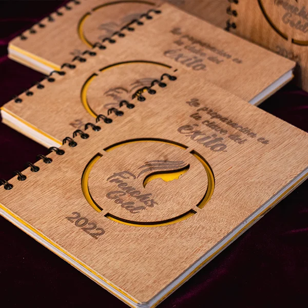 Cuaderno madera para personalizar 1 Serie de cuadernos de madera para personalizar en triplex de okume con grabado y corte láser