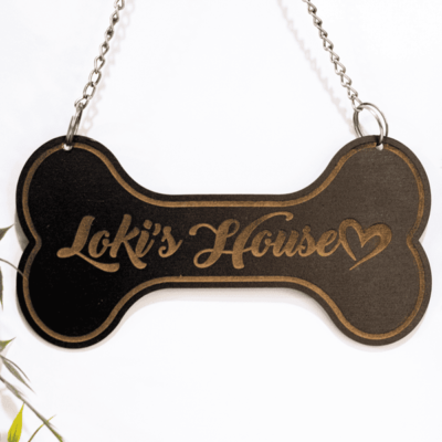 Placa marca casa perro, fabricada en MDF de alta calidad, ideal para personalizar el espacio de tu mascota. Su diseño combina funcionalidad y estética, ofreciendo una solución resistente y decorativa para casas, jaulas o canastillas de perros. Personalizable con grabado láser para darle un toque único.