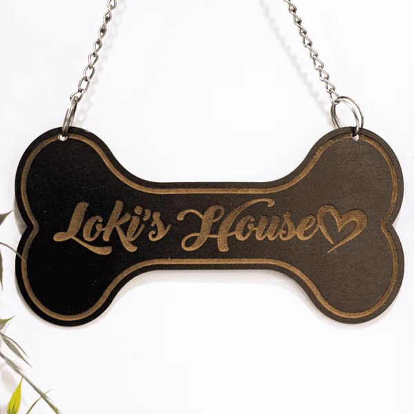 Placa para casa de mascotas Placa marca casa perro, fabricada en MDF de alta calidad, ideal para personalizar el espacio de tu mascota. Su diseño combina funcionalidad y estética, ofreciendo una solución resistente y decorativa para casas, jaulas o canastillas de perros. Personalizable con grabado láser para darle un toque único.
