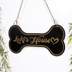 Placa marca casa perro, fabricada en MDF de alta calidad, ideal para personalizar el espacio de tu mascota. Su diseño combina funcionalidad y estética, ofreciendo una solución resistente y decorativa para casas, jaulas o canastillas de perros. Personalizable con grabado láser para darle un toque único.