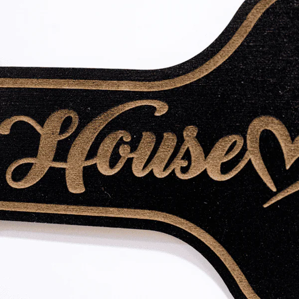 Placa para casa de mascotas Placa marca casa perro, fabricada en MDF de alta calidad, ideal para personalizar el espacio de tu mascota. Su diseño combina funcionalidad y estética, ofreciendo una solución resistente y decorativa para casas, jaulas o canastillas de perros. Personalizable con grabado láser para darle un toque único.