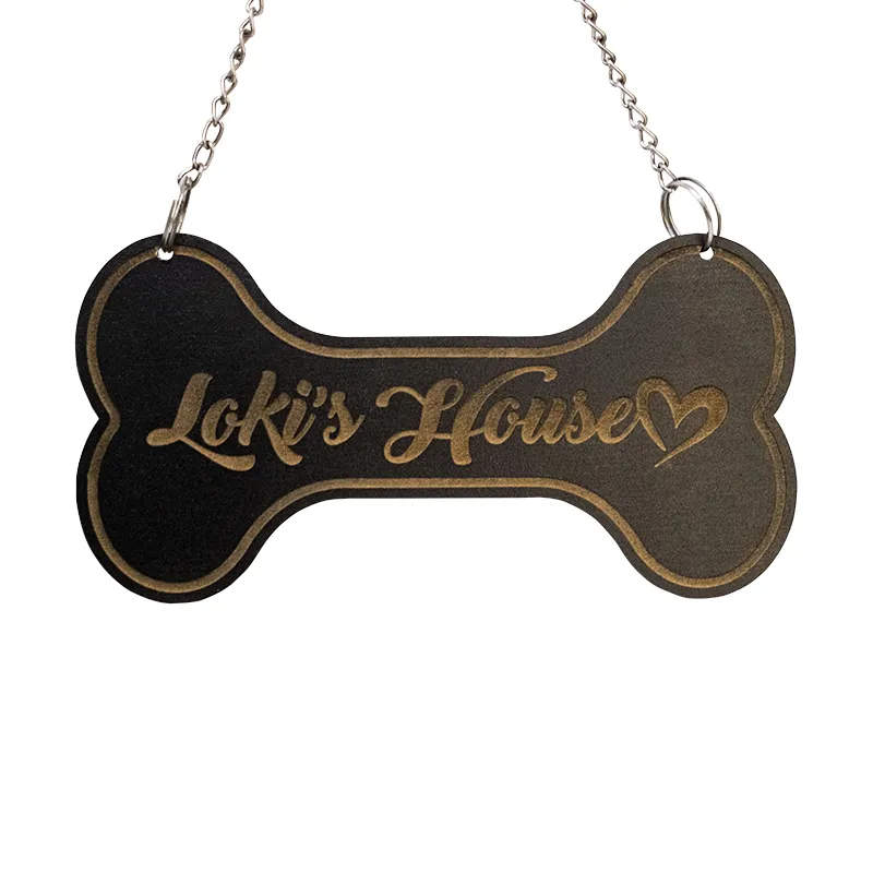 Placa para Mascotas Personalizada en MDF Foto de catálogo de placa para casa de mascotas en MDF sobre fondo blanco lista para personalizar.