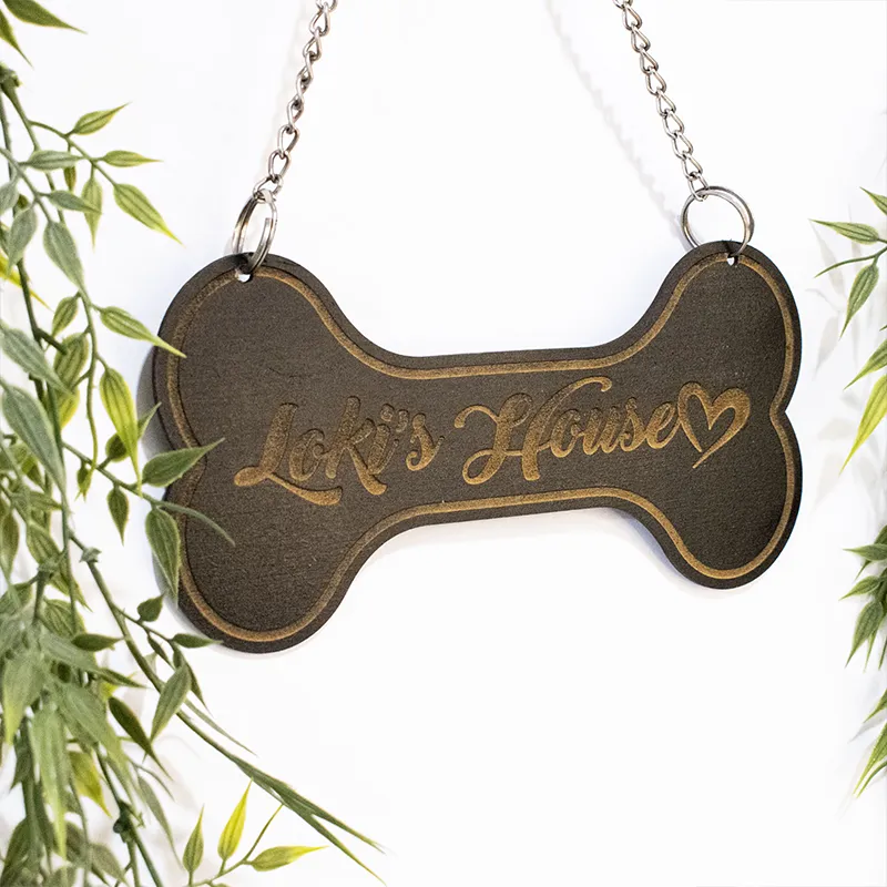 Placa para Mascotas Personalizada en MDF Placa marca casa de perro en MDF vista lateral derecha con técnica de grabado láser.