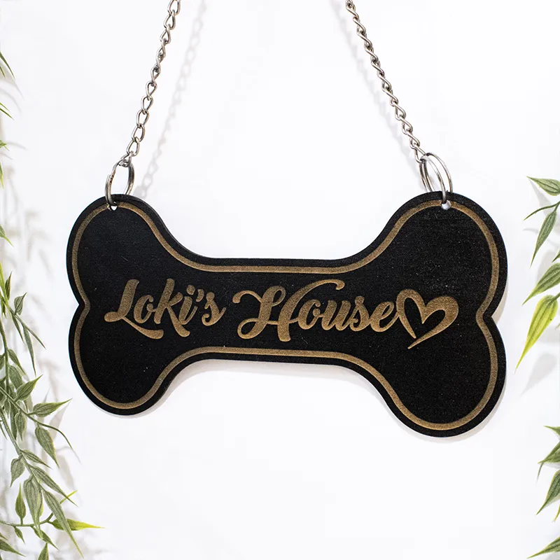 Placa para Mascotas Personalizada en MDF Vista lateral izquierda de placa de madera MDF para casa de perro mostrando el acabado pintado.