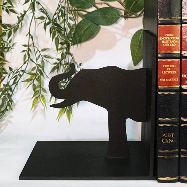 Soporte cuña para libros 3 Detalle elefante soporte cuña para libros en mdf pintado