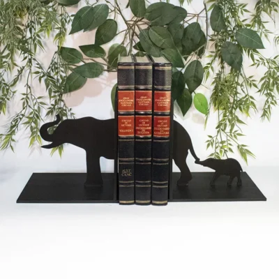 Soporte cuña para libros elefantes en mdf pintado en uso con libros