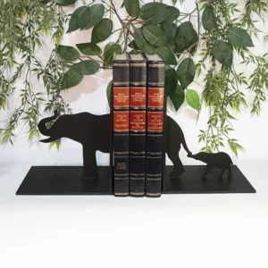 Soporte cuña para libros 5 Soporte cuña para libros elefantes en mdf pintado en uso con libros