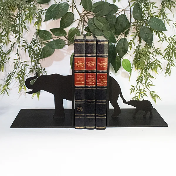 Soporte cuña para libros 1 Soporte cuña para libros elefantes en mdf pintado en uso con libros