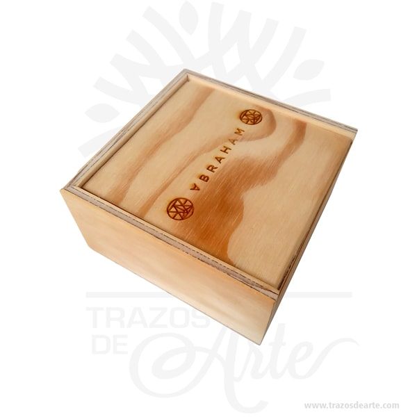 Caja estuche de 12 x 12 x 6 cm en madera para personalizar, viene con hermosas texturas de vetas naturales y un aroma de madera natural. También es perfecto para guardar joyas y cosas pequeñas. Este es un maravilloso regalo, suvenir; empresarial o para amigos y familiares. Un estuche es una caja pequeña que sirve para guardar cosas de forma ordenada. Generalmente, se utiliza para objetos de pequeñas dimensiones y de cierto valor: joyas, relojes, plumas estilográficas, etc. A la industria que fabrica y comercializa estuches, se la llama estuchería. En muchas ocasiones, y dependiendo del objeto, el estuche cuenta con un forrado interno para evitar el maltrato del objeto a ser cuidado. El forro interior puede ser de tela o de material esponjoso como la espuma de poliuretano para ayudar a amortiguar el impacto en caso que, por ejemplo, se cayera el estuche con el objeto dentro o durante su transporte. Tenga en cuenta que la madera es un material único, por lo que cuándo lo reciba será similar, no exactamente al de la foto. Caja estuche de 12 x 12 x 6 cm en Madera para personalizar Material: Madera triplex de pino Color: Descripción en foto Tamaño 12 x 12 x 6 cm Dimensión interior: 10,7 x 10,7 x 5 cm Vendido y enviado por: Trazos de Arte. Envió rápido y seguro. Fecha estimada de entrega: De 4 a 7 días (en Bogotá, Medellín, Cali), al resto del  país de 7 a 14 días. Personalización Realice un pedido personalizado, podemos agregar lo que desee, como nombre, fecha, frase, logotipo, imagen o empaque regalo. Ofrecemos: Grabado por láser, grabado CNC Router, sublimado o papel adhesivo, el precio varía según el tipo de personalización que desee, encontrara más información en Servicios en nuestro menú secundario. Si desea cotizar o tiene preguntas presione el botón Cotizar personalización con gusto las responderemos.