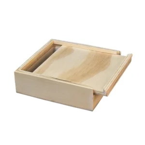 Caja estuche de madera de pino triplex de 12x12x6 cm con vetas naturales para joyas y regalos sobre fondo blanco de Trazos de Arte.