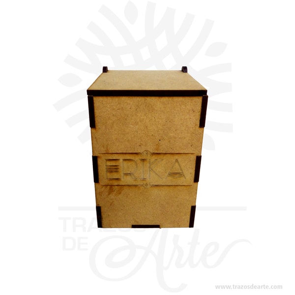 Caja en madera MDF de 3 mm para personalizar 7 X 7 X 10 cm,  acabado al natural. Son cajas artesanales cortadas en láser, tambien son perfectas para guardar joyas y cosas pequeñas. Este es un maravilloso regalo, suvenir; empresarial o para amigos y familiares. Puede  ser un Proyecto en madera si deseas pintarla. Diseños personalizados, hacemos estos mismos diseños en cajas de diferentes tamaños. El joyero es una caja que sirve para contener, guardar y conservar pequeños objetos ornamentales para el cuerpo puede contener joyas o bisutería, si la calidad del recubrimiento de un adorno de bisutería fina es buena, puede ser prácticamente indistinguible de una joya. En nuestros productos usamos madera sostenible y certificada, para proteger el medio ambiente. Tenga en cuenta que la madera es un material único, por lo que cuándo lo reciba será similar, no exactamente al de la foto. Caja en madera MDF de 3 mm para personalizar 7 X 7 X 10 cm Material: Madera MDF 3 mm Color: Descripción en foto Tamaño: 7 x 7 x 10 cm Corte láser. Vendido y enviado por: Trazos de Arte. Envió rápido y seguro. Fecha estimada de entrega: De 5 a 7 días (en Bogotá, Medellín, Cali), al resto del  país de 7 a 14 días. Personalización Realice un pedido personalizado, podemos agregar lo que desee, como nombre, fecha, frase, logotipo, imagen o empaque regalo. Ofrecemos: Grabado por láser, grabado CNC Router, sublimado o papel adhesivo, el precio varía según el tipo de personalización que desee, encontrara más información en Servicios en nuestro menú secundario. Si desea cotizar o tiene preguntas presione el botón Cotizar personalización con gusto las responderemos.