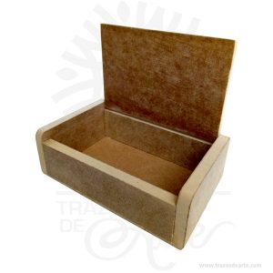 Caja estuche dulces de 15,5 X 9,5 X 5 cm crudo, hecha madera MDF de 9 mm espesor, tapa bisagra.También es perfecto para guardar joyas y cosas pequeñas. Perfecto para boda u otras eventos. Esta caja de madera es realmente original mantendrá sus recuerdos por muchos años. No ocupa mucho espacio y será una decoración de su hogar. La caja de madera perfeccionará el regalo para la boda, el aniversario, el día de San Valentín u otros eventos. Esta caja de madera es realmente original. Este es un maravilloso regalo, suvenir; empresarial o para amigos y familiares. También puede usarse como estuche para guardar cosas de forma ordenada. Generalmente, se utiliza para objetos de pequeñas dimensiones y de cierto valor: joyas, relojes, plumas estilográficas, etc. A la industria que fabrica y comercializa estuches, se la llama estuchería. Este tipo de productos se pueden encontrar también bajo el nombre de envoltorio, maleta, caja, valija, joyero, estuche, guardajoyas, huacal entre otros. En muchas ocasiones, y dependiendo del objeto, el estuche cuenta con un forrado interno para evitar el maltrato del objeto a ser cuidado. Tenga en cuenta que la madera es un material único, por lo que cuándo lo reciba será similar, no exactamente al de la foto. Caja estuche dulces de 15,5 X 9,5 X 5 cm crudo Material: Madera MDF de Alta calidad Color: Descripción en foto Tamaño 15,5 X 9,5 X 5 Vendido y enviado por: Trazos de Arte. Envió rápido y seguro. Fecha estimada de entrega: De 5 a 7 días (en Bogotá, Medellín, Cali), al resto del  país de 7 a 14 días. Producto 100% ecológico y amigable con el medio ambiente Personalización Realice un pedido personalizado, podemos agregar lo que desee, como nombre, fecha, frase, logotipo, imagen o empaque regalo. Ofrecemos: Grabado por láser, grabado CNC Router, sublimado o papel adhesivo, el precio varía según el tipo de personalización que desee, encontrara más información en Servicios en nuestro menú secundario. Si desea cotizar o tiene preguntas presione el botón Cotizar personalización con gusto las responderemos.