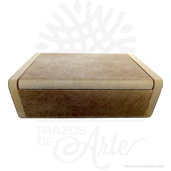 Caja estuche dulces de 15,5 X 9,5 X 5 cm crudo, hecha madera MDF de 9 mm espesor, tapa bisagra.También es perfecto para guardar joyas y cosas pequeñas. Perfecto para boda u otras eventos. Esta caja de madera es realmente original mantendrá sus recuerdos por muchos años. No ocupa mucho espacio y será una decoración de su hogar. La caja de madera perfeccionará el regalo para la boda, el aniversario, el día de San Valentín u otros eventos. Esta caja de madera es realmente original. Este es un maravilloso regalo, suvenir; empresarial o para amigos y familiares. También puede usarse como estuche para guardar cosas de forma ordenada. Generalmente, se utiliza para objetos de pequeñas dimensiones y de cierto valor: joyas, relojes, plumas estilográficas, etc. A la industria que fabrica y comercializa estuches, se la llama estuchería. Este tipo de productos se pueden encontrar también bajo el nombre de envoltorio, maleta, caja, valija, joyero, estuche, guardajoyas, huacal entre otros. En muchas ocasiones, y dependiendo del objeto, el estuche cuenta con un forrado interno para evitar el maltrato del objeto a ser cuidado. Tenga en cuenta que la madera es un material único, por lo que cuándo lo reciba será similar, no exactamente al de la foto. Caja estuche dulces de 15,5 X 9,5 X 5 cm crudo Material: Madera MDF de Alta calidad Color: Descripción en foto Tamaño 15,5 X 9,5 X 5 Vendido y enviado por: Trazos de Arte. Envió rápido y seguro. Fecha estimada de entrega: De 5 a 7 días (en Bogotá, Medellín, Cali), al resto del  país de 7 a 14 días. Producto 100% ecológico y amigable con el medio ambiente Personalización Realice un pedido personalizado, podemos agregar lo que desee, como nombre, fecha, frase, logotipo, imagen o empaque regalo. Ofrecemos: Grabado por láser, grabado CNC Router, sublimado o papel adhesivo, el precio varía según el tipo de personalización que desee, encontrara más información en Servicios en nuestro menú secundario. Si desea cotizar o tiene preguntas presione el botón Cotizar personalización con gusto las responderemos.