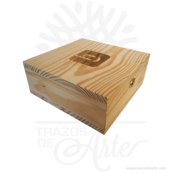 Caja en madera de pino de 22.5 x 22.5 x 9.2 cm en crudo, viene con hermosas texturas de vetas naturales y un aroma de madera natural.También es perfecto para como exhibidor, dulcero o joyero. Es un hermoso detalle que puedes personalizar por completo para un regalo completamente único.Es perfecto para guardar joyas y cosas pequeñas.Este es un maravilloso regalo, suvenir; empresarial o para amigos y familiares.Esta caja de madera de pino es realmente original mantendrá sus recuerdos por muchos años.No ocupa mucho espacio y será una decoración de su hogar.La caja de madera perfeccionará el regalo para la boda, el aniversario, el día de San Valentín u otros eventos.La puede encontrar también como caja en MDF, caja decorativa , caja decorativa en madera MDF, cajas de madera para regalo o caja en madera con tapa.El embalaje de madera se utiliza para para determinados productos tradicionales de gama alta (puros, bebidas alcohólicas, etc.).Los embalajes de madera siguen gozando de una buena imagen  y con connotaciones de alta calidad.Se puede imprimir,, incorporando la marca y el logotipo del productor, así como otros mensajes prácticos.La caja de madera ha conseguido introducirse en determinados nichos de mercado muy localizados en cuanto a tamaño y producto en los que ha obtenido una gran fidelidad por parte de los compradores.Tenga en cuenta que la madera es un material único, por lo que cuándo lo reciba será similar, no exactamente al de la foto.Caja en madera de pino de 22.5 x 22.5 x 9.2 cm en crudoMaterial: Madera Pino de la NaturalezaColor: Descripción en fotoTamaño: 22.5 x 22.5 x 9.2 cmCierre en tipo cofreFecha estimada de entrega: De 5 a 7 días hábiles (en Bogotá, Medellín, Cali), al resto del  país de 7 a 14 días.Recuerda que el tiempo de entrega comienza a partir del momento en que tu pago sea confirmado.Todos los productos son entregados al domicilio que informaste al realizar la compra.Vendido y enviado por: Trazos de Arte.Envío rápido y seguro.PersonalizaciónRealice un pedido personalizado, podemos agregar lo que desee, como nombre, fecha, frase, logotipo, imagen o empaque regalo.Ofrecemos: Grabado por láser, grabado CNC Router, sublimado o papel adhesivo, el precio varía según el tipo de personalización que desee, encontrara más información en Servicios en nuestro menú secundario.Si desea cotizar o tiene preguntas presione el botón Cotizar personalización con gusto las responderemos.¿Como comprar?Selecciona tu producto. Si tienes alguna duda por favor escríbenos.Haz clic en el botón de compra y la cantidad que deseas.Ingresa los datos de facturación y entrega.Realiza el pago de tu pedido.Recibe el pedido en tu domicilio.En nuestra plataforma encontrarás el método de pago que más se ajusta a tu necesidad.