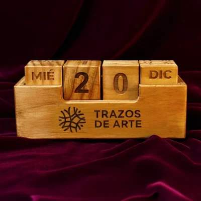 Calendario perpetuo de dados en madera de pino personalizado con grabado laser y logo vista frontal