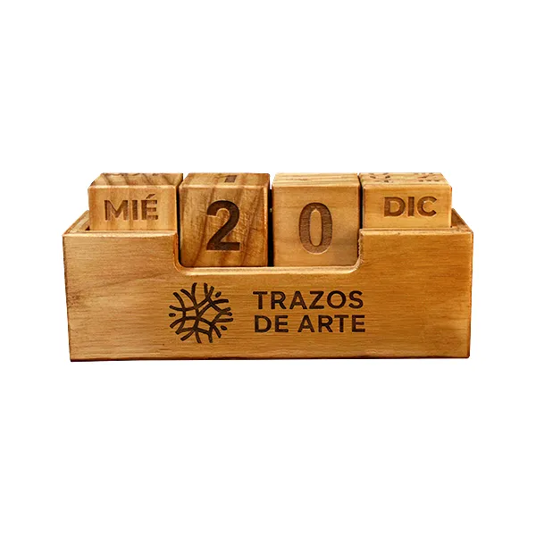Calendario Perpetuo de Dados | Trazos de Arte Calendario perpetuo de escritorio con dados de madera de pino y base de triplex de 9 mm personalizado con grabado láser sobre fondo blanco.