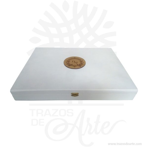 Caja estuche de 43 x 32 x 5 cm en MDF para personalizar, pintada de blanco. También es perfecto para guardar planos, afiches o dibujos. Este es un maravilloso regalo, suvenir; empresarial o para amigos y familiares. Un estuche es una caja que sirve para guardar cosas de forma ordenada. Generalmente, se utiliza para objetos de cierto valor: joyas, relojes, plumas estilográficas, etc. A la industria que fabrica y comercializa estuches, se la llama estuchería. En muchas ocasiones, y dependiendo del objeto, el estuche cuenta con un forrado interno para evitar el maltrato del objeto a ser cuidado. Esta caja ha sido decorada con mucha atención al detalle. Es una caja en MDF sólida con diferentes técnicas creativas de acabado. Tenga en cuenta que la madera es un material único, por lo que cuándo lo reciba será similar, no exactamente al de la foto. Caja estuche de 43 x 32 x 5 cm en MDF para personalizar Material: MDF Color: Descripción en foto Tamaño: 43 x 32 x 5 cm Fecha estimada de entrega: De 4 a 5 días hábiles (en Bogotá, Medellín, Cali), al resto del  país de 7 a 14 días. Recuerda que el tiempo de entrega comienza a partir del momento en que tu pago sea confirmado. Todos los productos son entregados al domicilio que informaste al realizar la compra. Vendido y enviado por: Trazos de Arte. Envió rápido y seguro. Personalización Realice un pedido personalizado, podemos agregar lo que desee, como nombre, fecha, frase, logotipo, imagen o empaque regalo. Ofrecemos: Grabado por láser, grabado CNC Router, sublimado o papel adhesivo, el precio varía según el tipo de personalización que desee, encontrara más información en Servicios en nuestro menú secundario. Si desea cotizar o tiene preguntas presione el botón Cotizar personalización con gusto las responderemos. ¿Como comprar? Selecciona tu producto. Si tienes alguna duda por favor escríbenos. Haz clic en el botón de compra y la cantidad que deseas. Ingresa los datos de facturación y entrega. Realiza el pago de tu pedido. Recibe el pedido en tu domicilio. En nuestra plataforma encontrarás el método de pago que más se ajusta a tu necesidad.