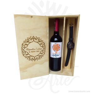 Caja en madera para vino y regalo de 32 X 17 X 11 cm en crudo. Práctica caja para decorar y regalar, perfecta para los amantes de las manualidades y decoradores de fiestas y bodas. Esta caja de madera de pino es realmente original mantendrá sus recuerdos por muchos años. No ocupa mucho espacio y será una decoración de su hogar. La caja de madera perfeccionará el regalo para la boda, el aniversario, el día de San Valentín u otros eventos. La puede encontrar también como caja en MDF, caja decorativa , caja decorativa en madera MDF, cajas de madera para regalo o caja en madera con tapa. El embalaje de madera se utiliza para para determinados productos tradicionales de gama alta (puros, bebidas alcohólicas, etc.). La caja de madera ha conseguido introducirse en determinados nichos de mercado muy localizados en cuanto a tamaño y producto en los que ha obtenido una gran fidelidad por parte de los compradores. Tenga en cuenta que la madera es un material único, por lo que cuándo lo reciba será similar, no exactamente al de la foto. Caja en madera para vino y regalo Material: Triplex de Pino Color: Descripción en foto Tamaño: 32 X 17 X 11 cm Fecha estimada de entrega: De 4 a 5 días hábiles (en Bogotá, Medellín, Cali), al resto del  país de 7 a 14 días. Recuerda que el tiempo de entrega comienza a partir del momento en que tu pago sea confirmado. Todos los productos son entregados al domicilio que informaste al realizar la compra. Vendido y enviado por: Trazos de Arte. Envió rápido y seguro. Personalización Realice un pedido personalizado, podemos agregar lo que desee, como nombre, fecha, frase, logotipo, imagen o empaque regalo. Ofrecemos: Grabado por láser, grabado CNC Router, sublimado o papel adhesivo, el precio varía según el tipo de personalización que desee, encontrara más información en Servicios en nuestro menú secundario. Si desea cotizar o tiene preguntas presione el botón Cotizar personalización con gusto las responderemos. ¿Como comprar? Selecciona tu producto. Si tienes alguna duda por favor escríbenos. Haz clic en el botón de compra y la cantidad que deseas. Ingresa los datos de facturación y entrega. Realiza el pago de tu pedido. Recibe el pedido en tu domicilio. En nuestra plataforma encontrarás el método de pago que más se ajusta a tu necesidad.