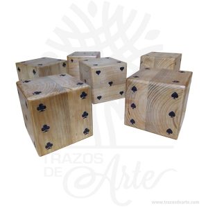 Dado gigante en madera de pino (10 x 10 x 10 cm) para personalizar, diviértete con  tus juegos de dados favoritos al aire libre o en el piso. Son ideales para fiestas infantiles o reuniones con amigos. Se vende por unidad. Los dados se utilizan con frecuencia para introducir un factor aleatorio en diferentes juegos de mesa. No obstante, existen también muchos juegos puramente «de dados» y muchas variaciones sobre ellos. Algunos ejemplos son: Generala Póker mentiroso Dudo Craps Boggle Tenga en cuenta que la madera es un material único, por lo que cuándo lo reciba será similar, no exactamente al de la foto. Dado gigante en pino (10 x 10 x 10 cm)  Material: Madera de PIno Color: Descripción en foto Tamaño: 10 x 10 x 10 cm Fecha estimada de entrega: De 7 a 9 días hábiles (en Bogotá, Medellín, Cali), al resto del  país de 7 a 14 días. Recuerda que el tiempo de entrega comienza a partir del momento en que tu pago sea confirmado. Todos los productos son entregados al domicilio que informaste al realizar la compra. Vendido y enviado por: Trazos de Arte. Envió rápido y seguro. Fecha estimada de entrega: De 5 a 7 días (en Bogotá, Medellín, Cali), al resto del país de 7 a 14 días. Personalización Realice un pedido personalizado, podemos agregar lo que desee, como nombre, fecha, frase, logotipo, imagen o empaque regalo. Ofrecemos: Grabado por láser, grabado CNC Router, sublimado o papel adhesivo, el precio varía según el tipo de personalización que desee, encontrara más información en Servicios en nuestro menú secundario. Si desea cotizar o tiene preguntas presione el botón Cotizar personalización con gusto las responderemos. ¿Como comprar? Selecciona tu producto. Si tienes alguna duda por favor escríbenos. Haz clic en el botón de compra y la cantidad que deseas. Ingresa los datos de facturación y entrega. Realiza el pago de tu pedido. Recibe el pedido en tu domicilio. En nuestra plataforma encontrarás el método de pago que más se ajusta a tu necesidad.