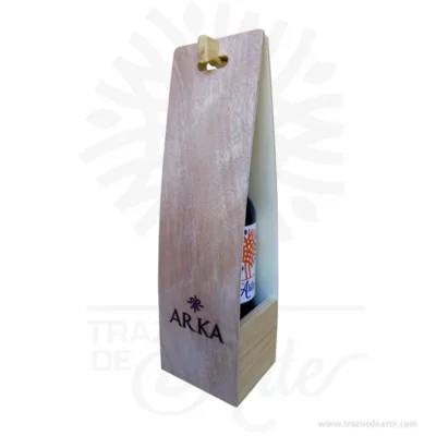 Caja estuche en madera para botella de vino para personalizar, de 45 x 12 x 10 cm, elaborada con madera de pino de 10mm y triplex de Okume 3,2 mm  de espesor. Este es un maravilloso regalo, suvenir; empresarial o para amigos y familiares. Las medidas interiores dejan un pequeño espacio para facilitar su manipulación y evitar así las roturas. El material que utilizamos es madera natural, con lo que es posible que en la caja puedan aparecer nudos. Con las cajas de madera Trazos de Arte regalas mucho más que una caja de madera, regalas muchas sonrisas a los tuyos y a nosotros. Práctica caja para decorar y regalar, perfecta para los amantes de las manualidades y decoradores de fiestas y bodas. Esta caja de madera de pino es realmente original se mantendrá en tus recuerdos por muchos años. No ocupa mucho espacio y será una decoración. La caja de madera perfeccionará el regalo para la boda, el aniversario, el día de San Valentín u otros eventos. La puede encontrar también como caja en MDF, caja decorativa , caja decorativa en madera MDF, cajas de madera para regalo o caja en madera con tapa. El embalaje de madera se utiliza para para determinados productos tradicionales de gama alta (puros, bebidas alcohólicas, etc.). La caja de madera ha conseguido introducirse en determinados nichos de mercado muy localizados en cuanto a tamaño y producto en los que ha obtenido una gran fidelidad por parte de los compradores. Tenga en cuenta que la madera es un material único, por lo que cuándo lo reciba será similar, no exactamente al de la foto. Caja estuche en madera para una botella de vino para personalizar Material: Madera de Pino y Triplex de Okume Color: Descripción en foto Tamaño: 45 x 12 x 10 cm Incluye personalización Fecha estimada de entrega: De  4 a  5 días hábiles (en Bogotá, Medellín, Cali), al resto del  país de 7 a 14 días. Recuerda que el tiempo de entrega comienza a partir del momento en que tu pago sea confirmado. Todos los productos son entregados al domicilio que informaste al realizar la compra. Vendido y enviado por: Trazos de Arte. Envió rápido y seguro. Personalización Realice un pedido personalizado, podemos agregar lo que desee, como nombre, fecha, frase, logotipo, imagen o empaque regalo. Ofrecemos: Grabado por láser, grabado CNC Router, sublimado o papel adhesivo, el precio varía según el tipo de personalización que desee, encontrara más información en Servicios en nuestro menú secundario. Si desea cotizar o tiene preguntas presione el botón Cotizar personalización con gusto las responderemos. ¿Como comprar? Selecciona tu producto. Si tienes alguna duda por favor escríbenos. Haz clic en el botón de compra y la cantidad que deseas. Ingresa los datos de facturación y entrega. Realiza el pago de tu pedido. Recibe el pedido en tu domicilio. En nuestra plataforma encontrarás el método de pago que más se ajusta a tu necesidad.