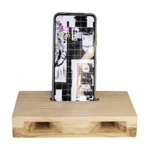 Amplificador de sonido pasivo y soporte para celular en madera de pino artesanal sobre fondo blanco de Trazos de Arte.