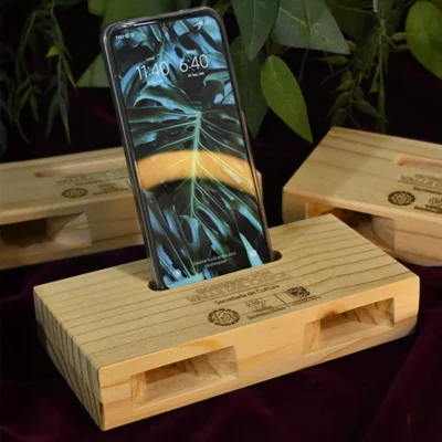 Amplificador pasivo ecológico en madera de pino en uso con celular