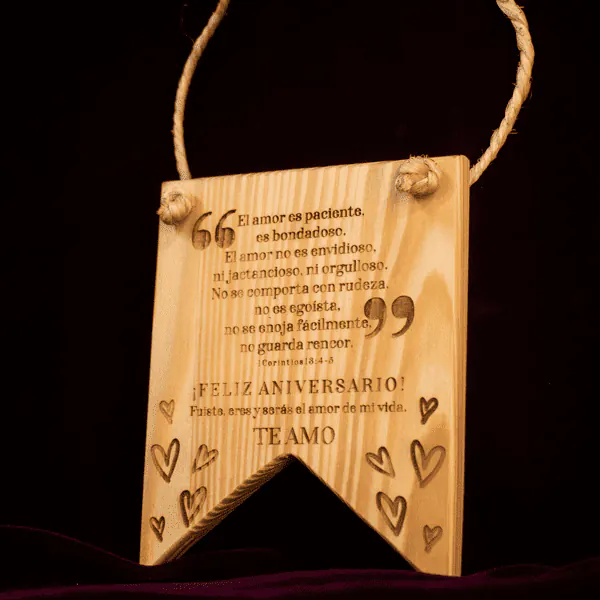 Banderín de madera para pared Banderín decorativo de madera de pino barnizado, ideal para personalizar y decorar habitaciones, oficinas o eventos.