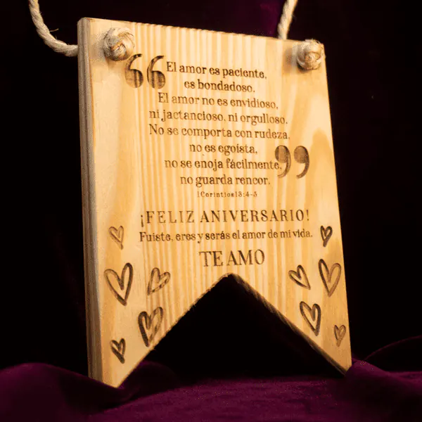 Banderín de madera para pared Banderín decorativo de madera de pino barnizado, ideal para personalizar y decorar habitaciones, oficinas o eventos.