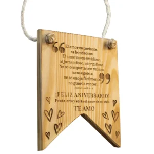 Banderín de madera para pared Banderín decorativo de pared en madera de pino de 15x12 cm con acabado lacado y grabado láser sobre fondo blanco.