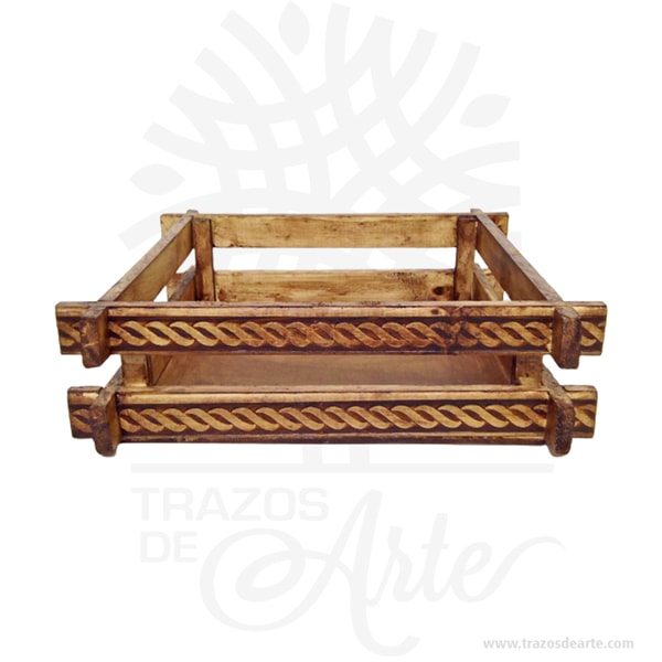 Canasto labrado envejecido 22 x 22 x 7 cm, bella canasta guacal rustico ideal para decorar y regalar  con múltiples usos entre ellos como ancheta o desayuno sorpresa. Tiene agarradera en lazo. Práctica caja para decorar y regalar, perfecta para los amantes de las manualidades, decoradores de fiestas y bodas. Esta caja de madera de pino es realmente original. No ocupa mucho espacio y será una decoración de su hogar ademas de un excelente organizador. La caja de madera perfeccionará el regalo para la boda, el aniversario, el día de San Valentin u otros eventos. Practica como centro de mesa, mesa de dulces entre otros. La puede encontrar también como caja en MDF, caja decorativa , caja decorativa en madera MDF, cajas de madera para regalo o caja en madera con tapa. La caja de madera ha conseguido introducirse en determinados nichos de mercado muy localizados en cuanto a tamaño y producto en los que ha obtenido una gran fidelidad por parte de los compradores. Tenga en cuenta que la madera es un material único, por lo que cuándo lo reciba será similar, no exactamente al de la foto. Canasto labrado envejecido 22 x 22 x 7 cm Material: Madera de Pino Color: Descripción en foto Tamaño: 22 x 22 x 7 cm Fecha estimada de entrega: De 3 a 5 días hábiles (en Bogotá, Medellín, Cali), al resto del  país de 7 a 14 días. Recuerda que el tiempo de entrega comienza a partir del momento en que tu pago sea confirmado. Todos los productos son entregados al domicilio que informaste al realizar la compra. Vendido y enviado por: Trazos de Arte. Envió rápido y seguro. Personalización Realiza un pedido personalizado, podemos agregar lo que desees, como nombre, fecha, frase, logotipo, imagen o empaque regalo. Ofrecemos: Grabado por láser, grabado CNC Router, sublimado o papel adhesivo, el precio varía según el tipo de personalización que desees, encontrarás más información en Servicios en nuestro menú secundario. Si deseas cotizar o tienes preguntas presiona el botón Cotizar personalización con gusto las responderemos.     ¿Cómo comprar? Selecciona tu producto. Si tienes alguna duda por favor escríbenos. Haz clic en el botón de compra y la cantidad que deseas. Ingresa los datos de facturación y entrega. Realiza el pago de tu pedido. Recibe el pedido en tu domicilio.