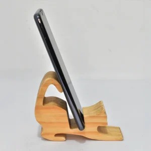 Soporte teléfono móvil gato en madera de pino en vista lateral con celular