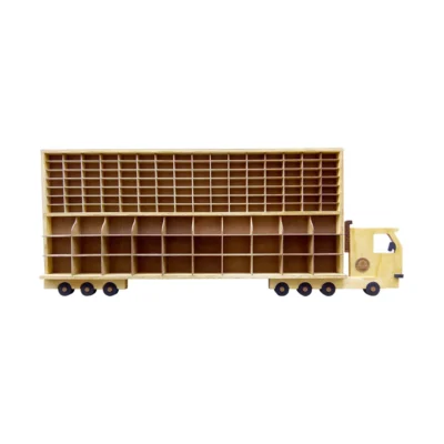 Camión repisa gigante de madera de pino para 142 carros de colección con cabina en técnica intarsia sobre fondo blanco.