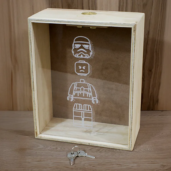 Alcancía en madera personalizada de 25 x 20 x 10 cm 2 Alcancía en madera triplex de pino con acrílico transparente vista tres cuartos con llaves