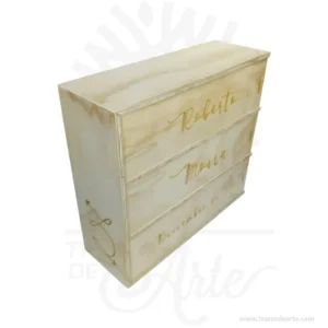Caja de madera para 3 botellas de vino Caja para 3 botellas de vino para personalizar de 36 x 34,5 x 12 cm, gran caja de vino con tres compartimentos para botellas de vino. Fabricado en Triplex de pino. Crear un regalo único es muy sencillo, práctica caja para decorar y regalar, perfecta para los amantes de las manualidades y decoradores de fiestas y bodas. Esta caja de madera de pino es realmente original mantendrá sus recuerdos por muchos años. No ocupa mucho espacio y será una decoración de su hogar. La caja de madera perfeccionará el regalo para la boda, el aniversario, el día de San Valentín u otros eventos. La puede encontrar también como caja en MDF, caja decorativa , caja decorativa en madera MDF, cajas de madera para regalo o caja en madera con tapa. El embalaje de madera se utiliza para para determinados productos tradicionales de gama alta (puros, bebidas alcohólicas, etc.). Los embalajes de madera siguen gozando de una buena imagen ante el consumidor al percibirlo como un producto higiénico y con connotaciones de alta calidad. Se puede imprimir,incorporando la marca y el logotipo del productor, así como otros mensajes prácticos. Siempre puede destruirse o reciclarse evitando posibles problemas bacterianos derivados de lavados defectuosos. La caja de madera ha conseguido introducirse en determinados nichos de mercado muy localizados en cuanto a tamaño y producto en los que ha obtenido una gran fidelidad por parte de los compradores. Caja para 3 botellas de vino para personalizar de 36 x 34,5 x 12 cm Material: Madera de pino de 12 mm de alta calidad. Color: Descripción en foto Tamaño 36 x 34,5 x 12 cm No incluye licor. Fecha estimada de entrega: De 6 a 9 días (en Bogotá, Medellín, Cali), al resto del país de 7 a 14 días. El precio incluye personalización similar foto, (si tu diseño es mas complejo te podemos cotizar). Recuerda que el tiempo de entrega comienza a partir del momento en que tu pago sea confirmado. Todos los productos son entregados al domicilio que informaste al realizar la compra. Vendido y enviado por: Trazos de Arte Envío rápido y seguro. No incluye domicilio. Personalización Realiza un pedido personalizado, podemos agregar lo que desees, como nombre, fecha, frase, logotipo, imagen o empaque regalo. Ofrecemos: Grabado por láser, grabado CNC Router, sublimado o papel adhesivo, el precio varía según el tipo de personalización que desees, encontrarás más información en “Servicios” en nuestro menú secundario. Si deseas cotizar o tienes preguntas presiona el botón Cotizar personalización con gusto las responderemos. ¿Cómo comprar? Selecciona tu producto. Si tienes alguna duda por favor escríbenos. Haz clic en el botón de compra y la cantidad que deseas. Ingresa los datos de facturación y entrega. Realiza el pago de tu pedido. Recibe el pedido en tu domicilio.
