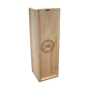 Caja para botella de vino en madera triplex de pino de 11x10x33 cm personalizada con grabado láser sobre fondo blanco.