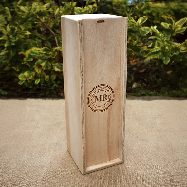 Caja de vino en triplex 11 X 10 X 33 cm 1 Caja de vino en triplex de pino cerrada vista 3/4