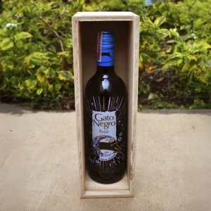 Caja de vino en triplex 11 X 10 X 33 cm 6 Caja de vino en triplex de pino abierta con botella