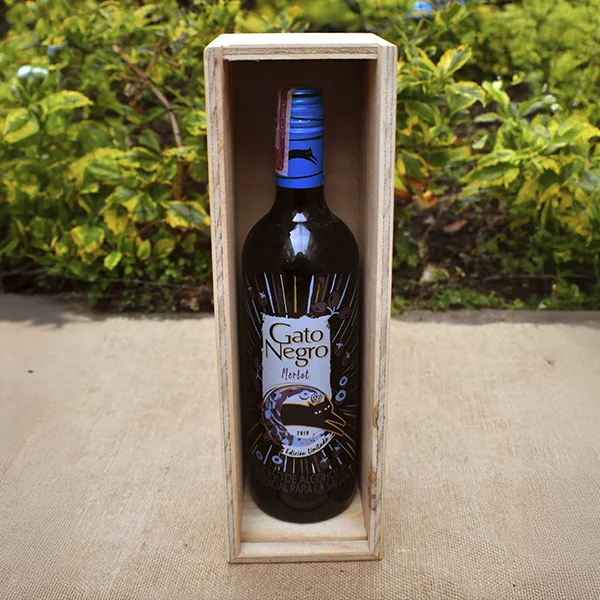 Caja de vino en triplex 11 X 10 X 33 cm 3 Caja de vino en triplex de pino abierta con botella