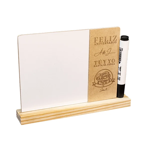 Tablero borrable multiusos para escritorio | Trazos de Arte Tablero blanco borrable de escritorio con base de madera de pino y MDF de 22x16x3 cm sobre fondo blanco de Trazos de Arte.