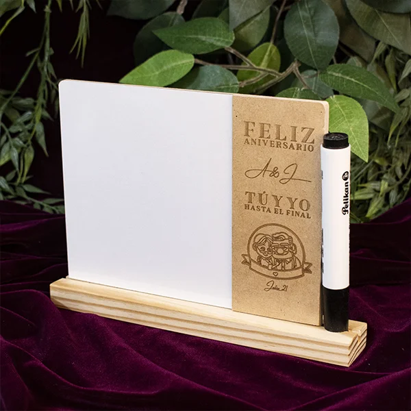 Tablero borrable multiusos para escritorio 2 Tablero borrable multiusos para escritorio en vista 3/4 izquierda