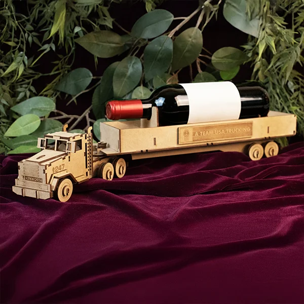 Tractomula para personalizar en MDF 1 Tractomula para personalizar en MDF en uso con botella de vino