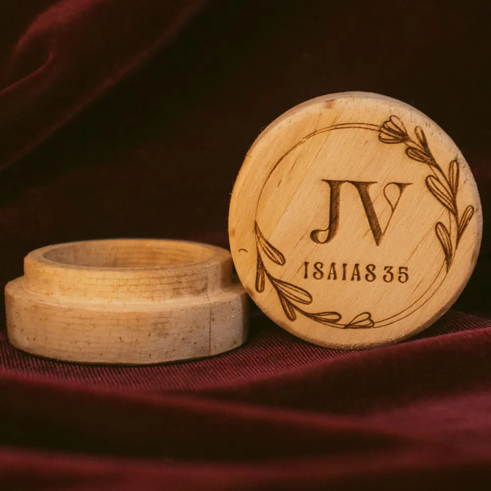 Caja estuche en madera para anillo de compromiso | Trazos de Arte Caja estuche en madera para anillos de compromiso 4 cm de diámetro, Perfecta para ceremonias de bodas y XV años, ideal para guardar anillos, aros o aretes. Esta caja de madera es realmente original. No ocupa mucho espacio y será una decoración de su hogar ademas de un excelente organizador. La caja de madera perfeccionará el regalo para la boda, el aniversario, el día de San Valentín u otros eventos. La puede encontrar también como caja en pino, caja decorativa , caja decorativa en madera, cajas de madera para regalo o caja en madera con tapa. La caja de madera ha conseguido introducirse en determinados nichos de mercado muy localizados en cuanto a tamaño y producto en los que ha obtenido una gran fidelidad por parte de los compradores. En la actualidad se utilizan diariamente como merchandising publicitario por parte de marcas o accesorio por jóvenes, y se encuentran en distintos estilos, formas y decoración. Tenga en cuenta que la madera es un material único, por lo que cuándo lo reciba será similar, no exactamente al de la foto. Caja estuche en madera para anillos de compromiso Material: Pino Color: Descripción en foto Tamaño: 8 cm de diámetro, 3 cm de espesor Fecha estimada de entrega: De 4 a 5 días hábiles (en Bogotá, Medellín, Cali), al resto del país de 7 a 14 días. Recuerda que el tiempo de entrega comienza a partir del momento en que tu pago sea confirmado. Todos los productos son entregados al domicilio que informaste al realizar la compra. Vendido y enviado por: Trazos de Arte. Envió rápido y seguro. Personalización Realiza un pedido personalizado, podemos agregar lo que desees, como nombre, fecha, frase, logotipo, imagen o empaque regalo. Ofrecemos: Grabado por láser, grabado CNC Router, sublimado o papel adhesivo, el precio varía según el tipo de personalización que desees, encontrarás más información en “Servicios” en nuestro menú secundario. Si deseas cotizar o tienes preguntas presiona el botón Cotizar personalización con gusto las responderemos. ¿Cómo comprar? Selecciona tu producto. Si tienes alguna duda por favor escríbenos. Haz clic en el botón de compra y la cantidad que deseas. Ingresa los datos de facturación y entrega. Realiza el pago de tu pedido. Recibe el pedido en tu domicilio.